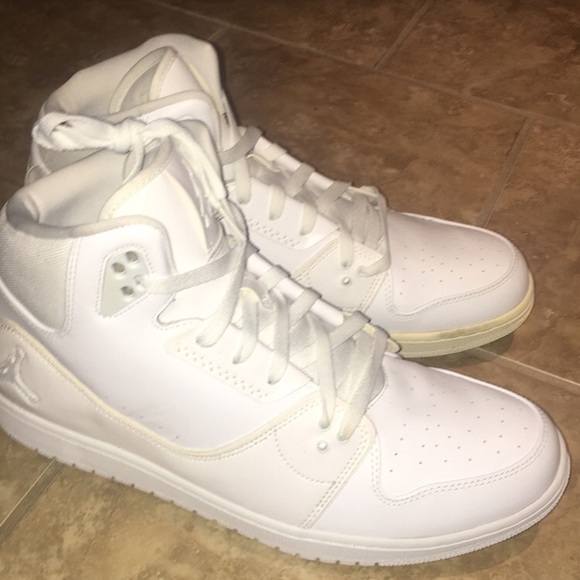 • 2 pairs of Jordans & 1 pair of Timberlands male - Picture 7 of 8